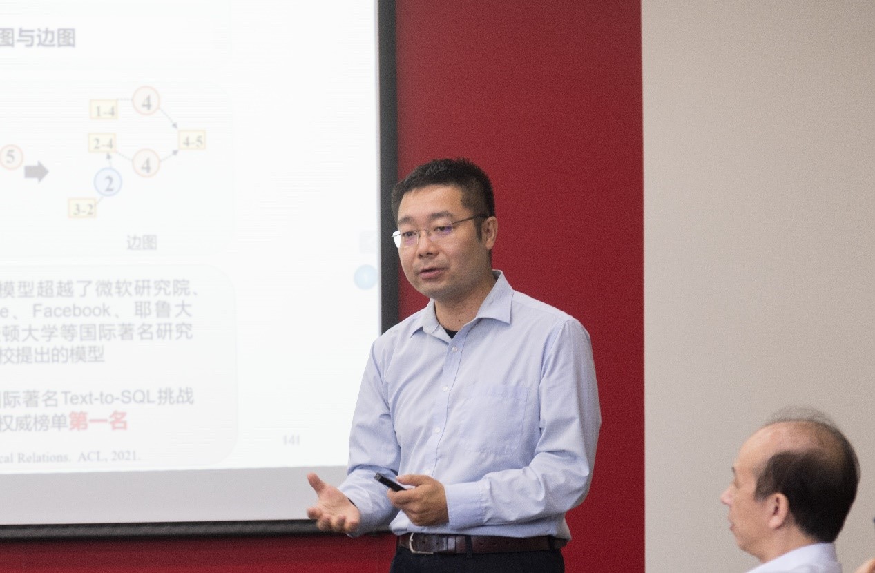 1633673571621027282.jpg 俞凯教授作学术报告.jpg