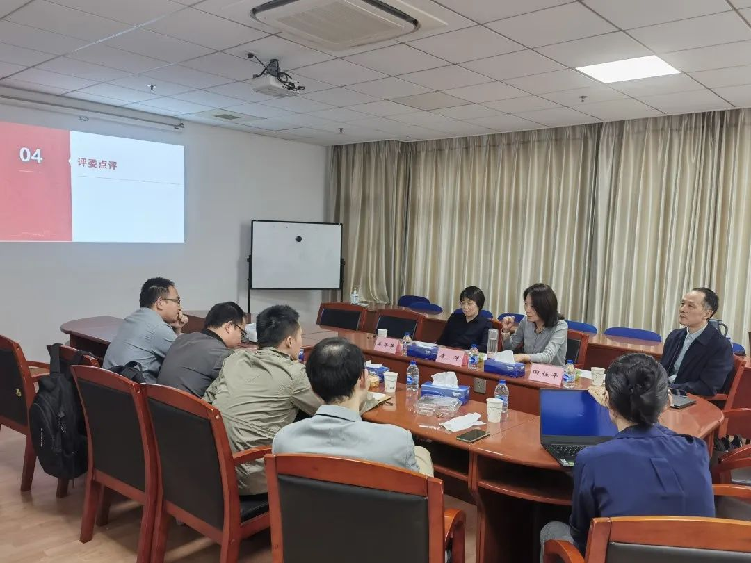 图3三位评委老师对参赛教师进行点评.png