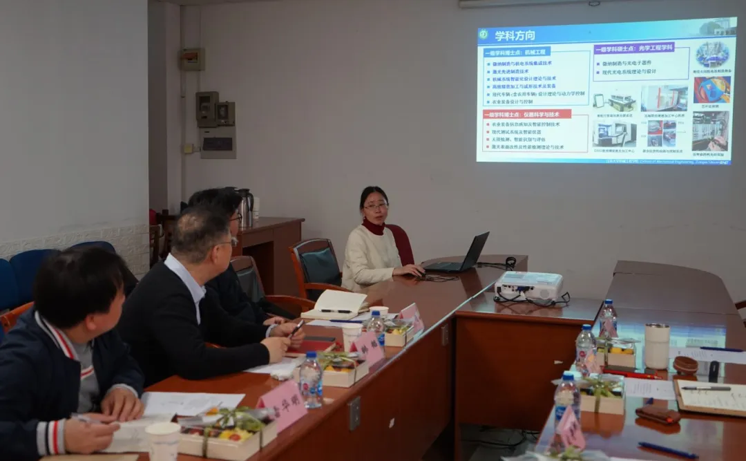 图3许桢英进行报告.png