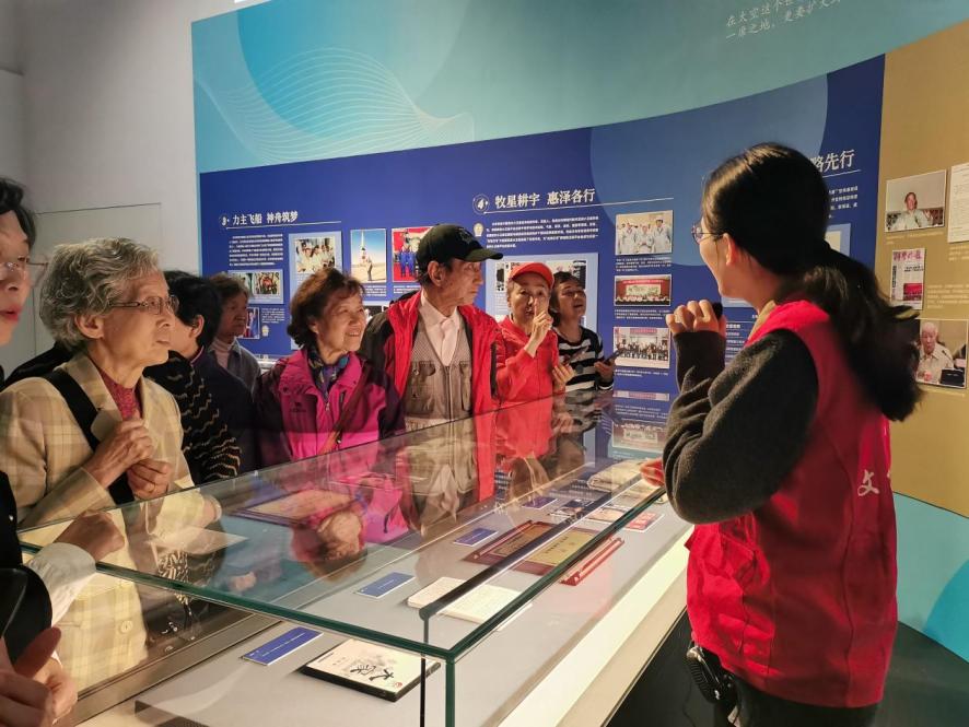 图片2：参观“两弹一星”功勋科学家王希季校友专题展.jpg