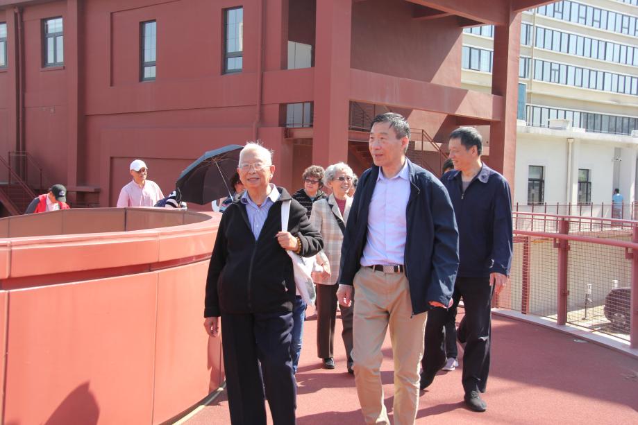 图片11：退休教师参观大零号湾园区.jpg